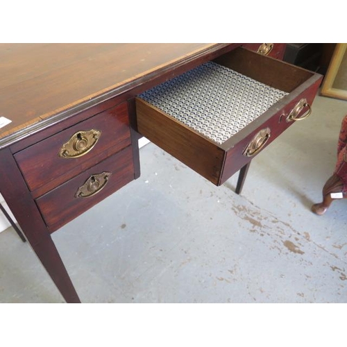 554 - A Georgian mahogany five drawer desk - Width 84cm x Depth 50cm x Height 76cm