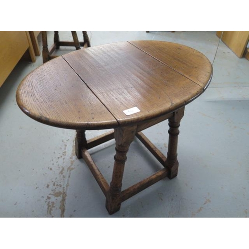 652 - An antique style oak drop flap side table - Height 50cm - in good condition