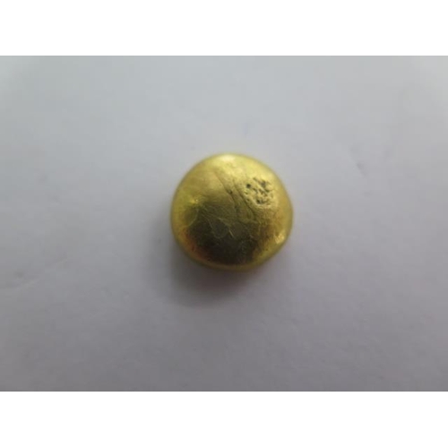 84 - A small gilt metal pebble - surface tests to approx 22ct - approx weight 6.7 grams - 11mm x 4mm