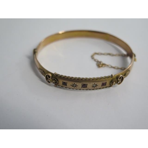 87 - A 9ct yellow gold hollow hinged bangle - approx weight 8.5 grams - slight dent otherwise generally g... 