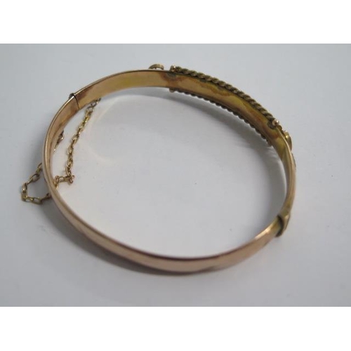 87 - A 9ct yellow gold hollow hinged bangle - approx weight 8.5 grams - slight dent otherwise generally g... 