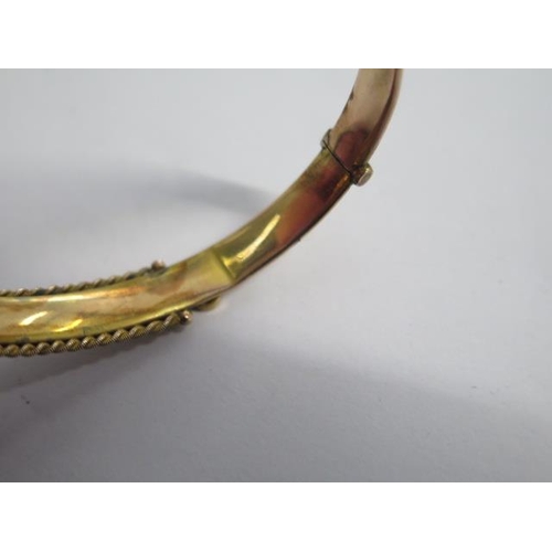 87 - A 9ct yellow gold hollow hinged bangle - approx weight 8.5 grams - slight dent otherwise generally g... 