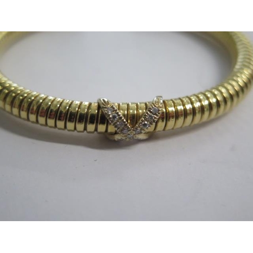 97 - A Fidia Gioielli Italian designer diamond sprung bangle - surface tests to approx 18ct gold - total ... 