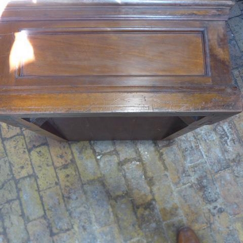 641 - A mahogany shop/clerks slope - Height 30cm x Width 65cm x 70cm