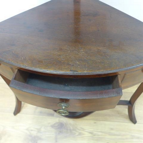 643 - A Georgian mahogany corner washstand with a single drawer - Height 109cm x Width 62cm - with good co... 