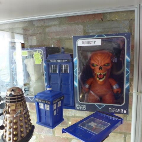 494 - A collection of boxed and unboxed Dr Who items - please see vendors list for details