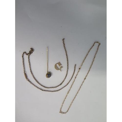 10 - A broken 9ct gold chain, a 9ct 34cm chain, a 9ct 'G' pendant and a gilt metal micro mosaic pin - tot... 