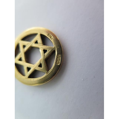 136 - An 18ct yellow gold Star of David pendant/fob on a short 18ct chain - Length 8cm - approx weight 15.... 