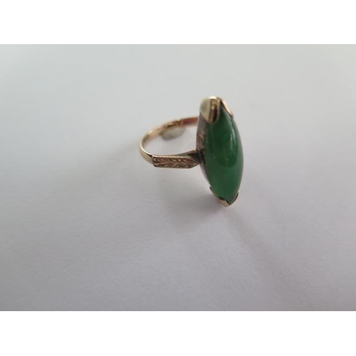 139 - A 14ct yellow gold green jade ring size M - approx weight 4.3 grams - generally good condition