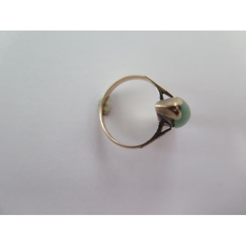 139 - A 14ct yellow gold green jade ring size M - approx weight 4.3 grams - generally good condition