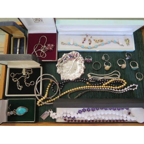 186 - A collection of silver and costume jewellery including a silver leaf pin dish - approx weight 40 gra... 