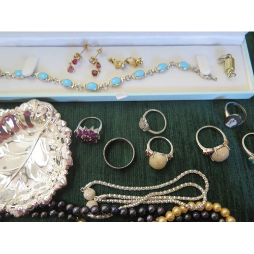 186 - A collection of silver and costume jewellery including a silver leaf pin dish - approx weight 40 gra... 