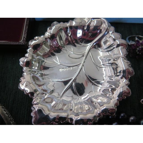 186 - A collection of silver and costume jewellery including a silver leaf pin dish - approx weight 40 gra... 