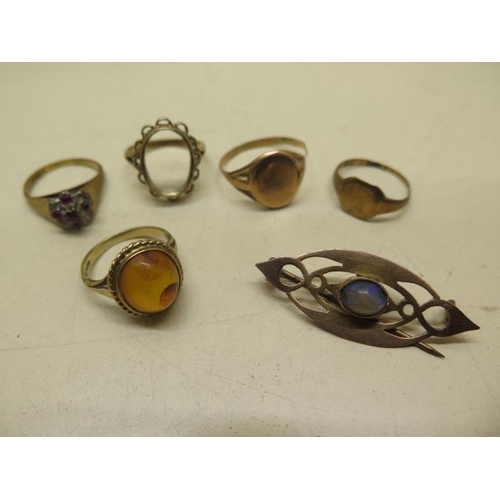 23 - Five 9ct yellow gold rings, one split, another missing centre and a 9ct brooch - total weight approx... 
