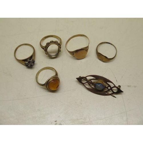 23 - Five 9ct yellow gold rings, one split, another missing centre and a 9ct brooch - total weight approx... 