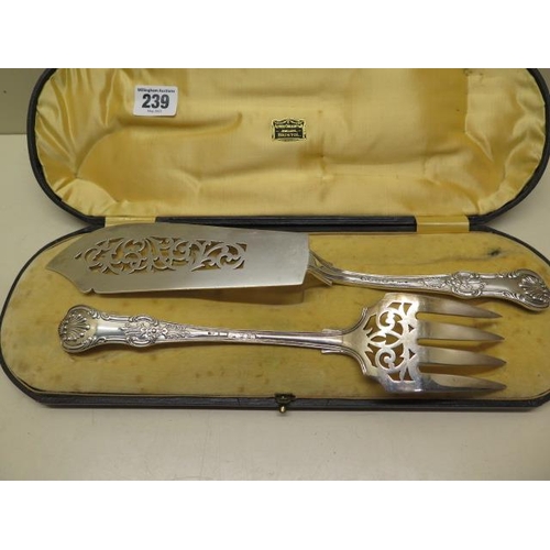 239 - A Victorian silver two piece serving set - boxed - London 1881/82 - approx weight 11.5 troy oz - no ... 