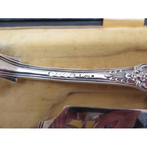 239 - A Victorian silver two piece serving set - boxed - London 1881/82 - approx weight 11.5 troy oz - no ... 