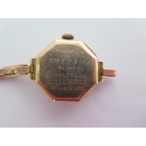 243 - A 9ct ladies watch on a sprung bracelet - not running, strap broken - total weight approx 17.5 grams