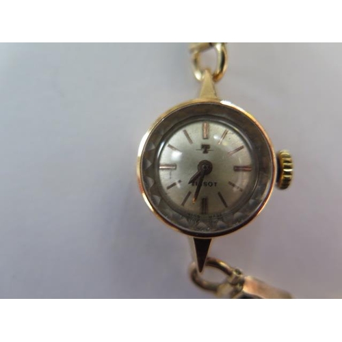 260 - A 9ct yellow gold manual wind Tissot ladies wristwatch on a sprung 9ct strap - total weight approx 1... 