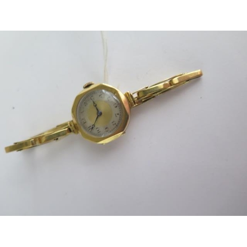 266 - An 18ct yellow gold manual wind ladies wristwatch on 18ct sprung strap - running - approx weight 17.... 