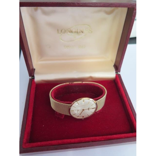 283 - A vintage 9ct gold Longines watch and bracelet - in very good condition - 34mm diameter case - total... 