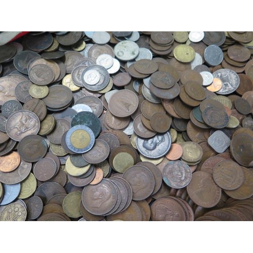 305 - A collection of British and World coinage