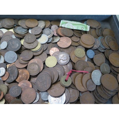 305 - A collection of British and World coinage