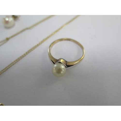34 - A 14ct yellow gold chain with a pearl pendant and an 18ct yellow gold pearl ring size L/M and a pair... 