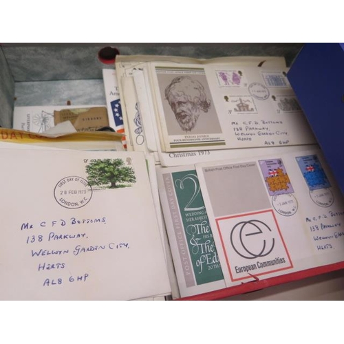 372 - A collection of stamps loose and in albums