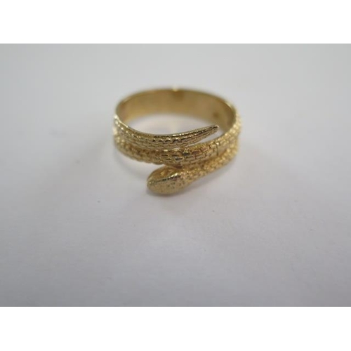 38 - A 9ct yellow gold serpent ring size N/O - approx weight 3.6 grams - good condition