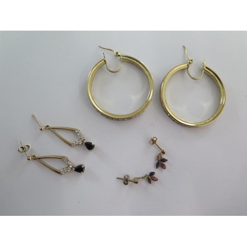 39 - A pair of 9ct gold earrings - total weight approx 10.5 grams