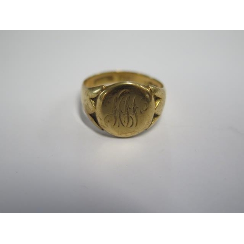 43 - An 18ct yellow gold signet ring size R - approx weight 7.3 grams