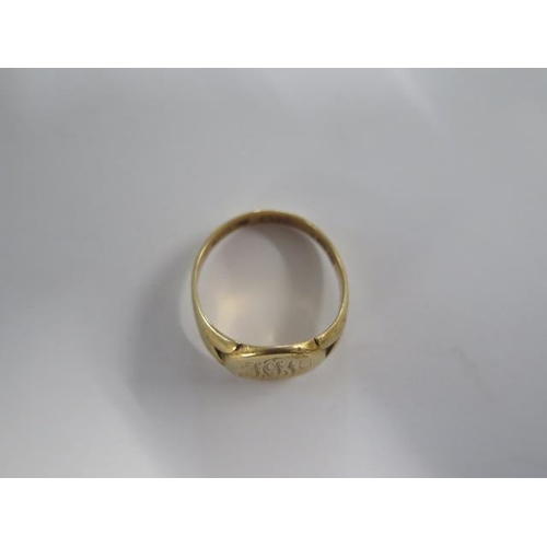 43 - An 18ct yellow gold signet ring size R - approx weight 7.3 grams