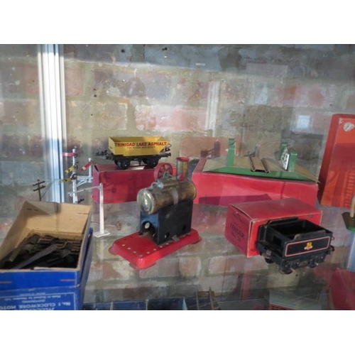 490 - Hornby O Gauge tinplate part boxed train set, three boxed wagons, two boxed signals and a water towe... 