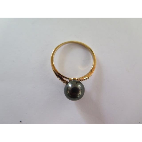 70 - An 18ct yellow gold black pearl ring size S - approx weight 3.4 grams - in good condition