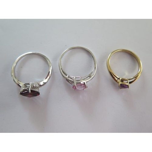 93 - Two 9ct white gold rings, a yellow gold 9ct ring sizes N and R - total weight approx 6.7 grams - all... 