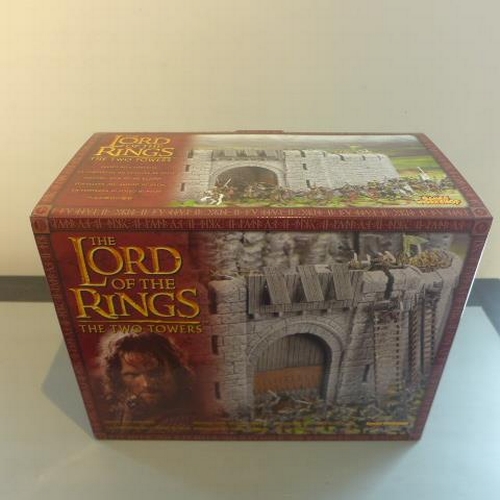 213 - A Games Workshop Lord of the Rings Helms Deep Fortress - boxed