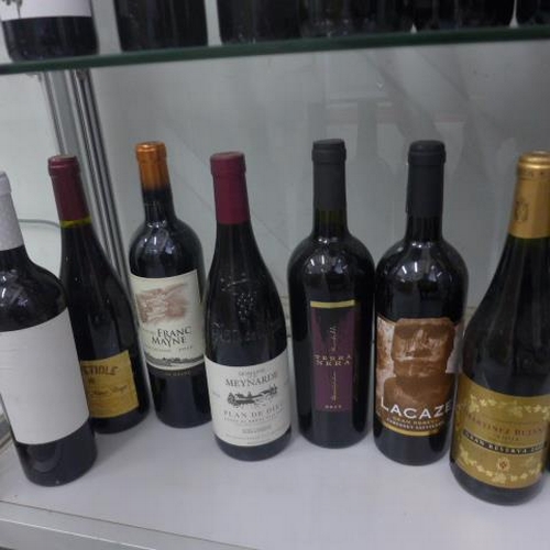 35 - Twelve bottles of wine including Domaine de la Meynarde Cote du Rhone 2016, Martinez Bujanda Rioja 2... 