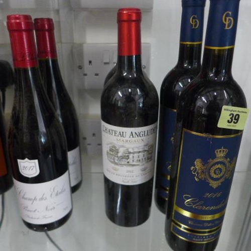 39 - Twelve bottles of red wine - Chianti Colli Senesi 2015 x 4, Le Champ des Etoiles Pinot Noir 2017 x 2... 