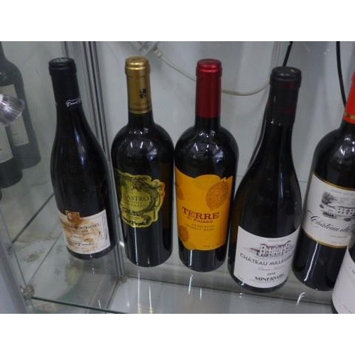 45 - Twelve bottles of red wine including Maison Roche de Bellene Pinot Noir 2015, St Estephne 2011, Pago... 