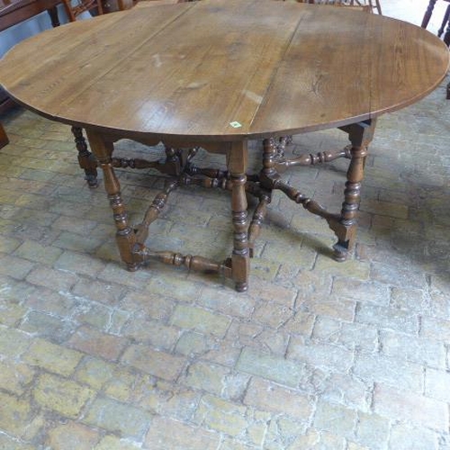 91 - A good quality oak gateleg table raised on turned legs - Width 150cm x Length 180cm