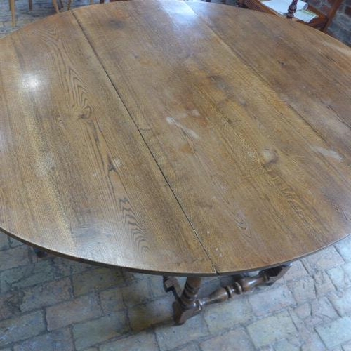 91 - A good quality oak gateleg table raised on turned legs - Width 150cm x Length 180cm