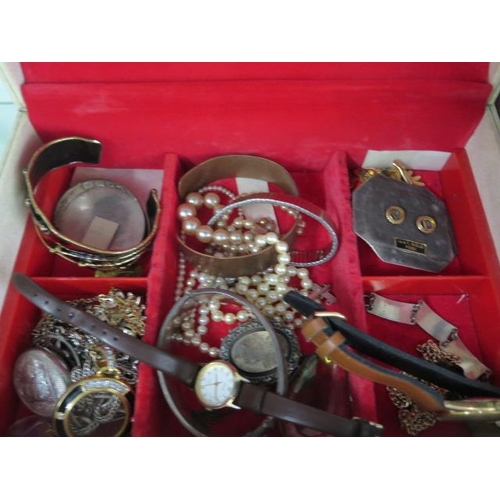 192 - A collection of assorted costume and other jewellery