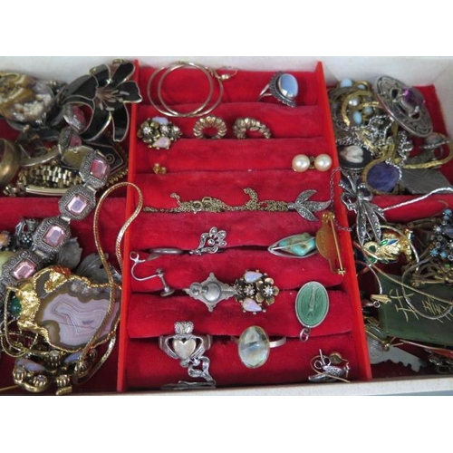 192 - A collection of assorted costume and other jewellery