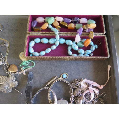 196 - A selection of assorted costume and silver jewellery