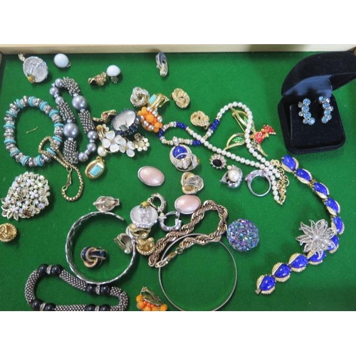 198 - Assorted costume jewellery