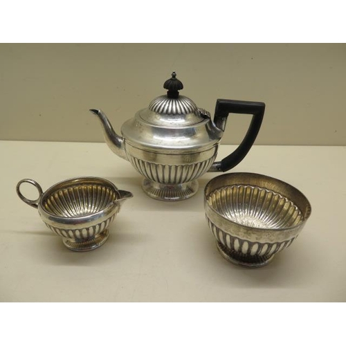 202 - A silver three piece Mappin and Webb bachelors tea set, Sheffield 1900/01, approx 16.8 troy oz, no e... 