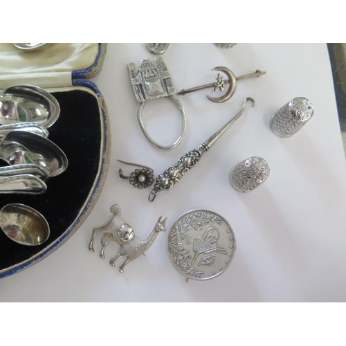 226 - A collection of silver and white metal spoons, thimbles, brooches etc - total weight approx 5 troy o... 