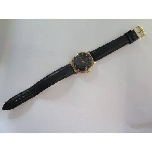 259 - An 18ct yellow gold manual wind gents Britix wristwatch with date, black dial, 33mm case, total weig... 