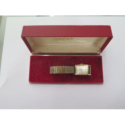 261 - A 9ct yellow gold ladies Omega wristwatch on a plated strap, not currently running, glass cracked, w... 